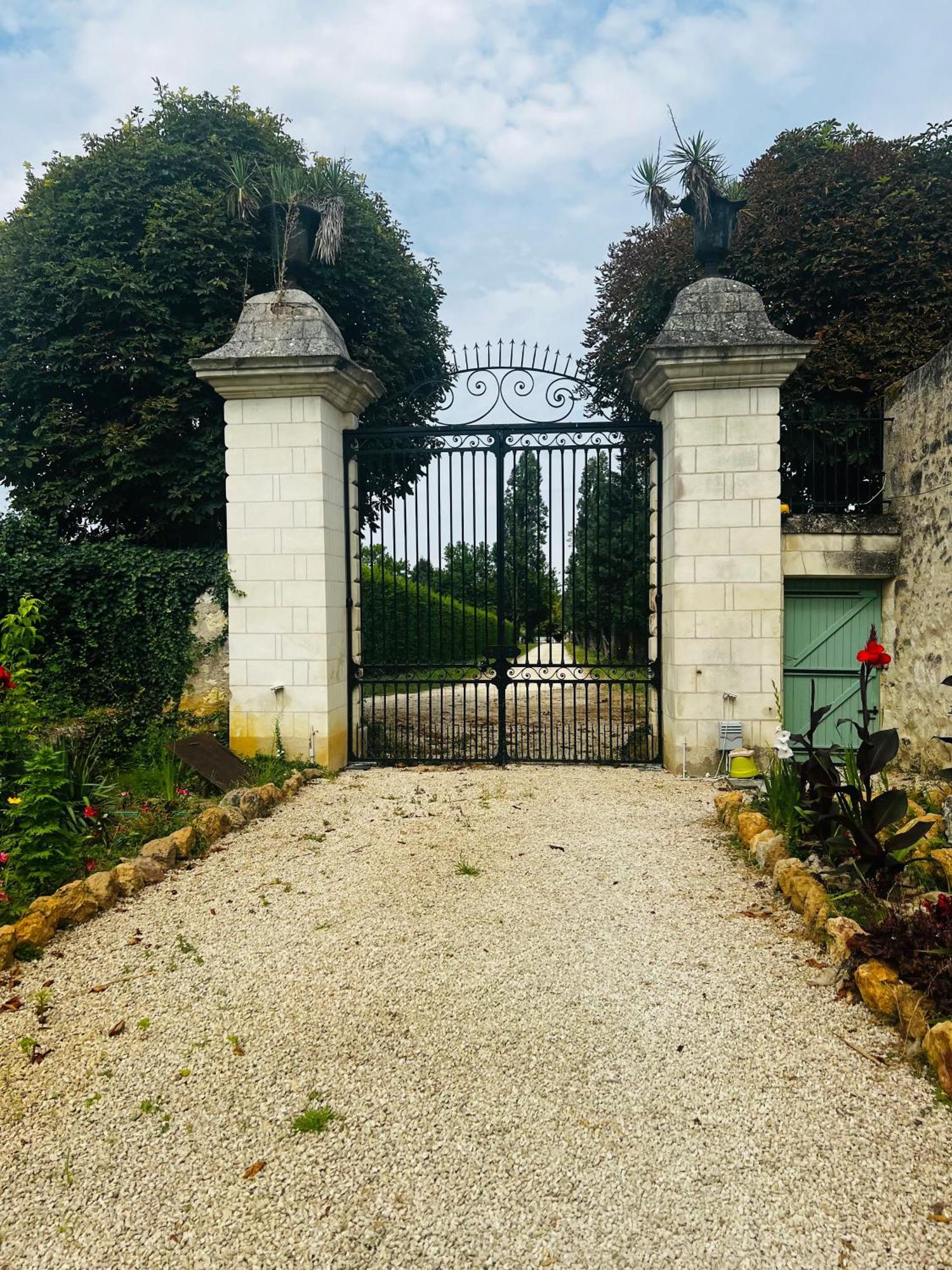 Allonnes  Chateau De La Thibaudiere Bois Savary - Chambre Familiale Du Roi المظهر الخارجي الصورة